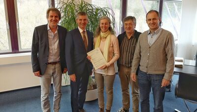 Landrat Frank Kilian (2. von links) überreichte Ramona Divivier (Mitte) vom Naturpark Rhein-Taunus den Bewilligungsbescheid, mit dabei Jürgen Windgasse (links, Leader Region Taunus), Bernhard Meyer und Hans-Joachim Egenolf (Amt für Ländlichen Raum).