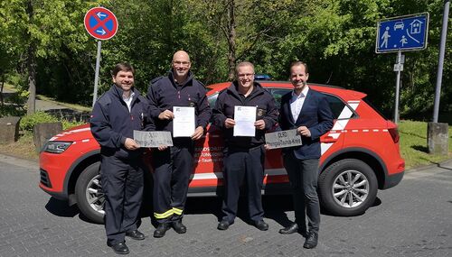 Fachbereichsleiter Stefan Krebs (rechts) und Oliver Schütz (links) überreichen Marco Rolle (2. von links) und Manuel Metzger die Ernennungsurkunden.