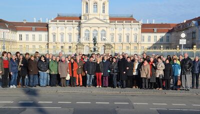 Gruppenbild mit Gästeführern: Am Schloss Charlottenburg endet für die Landfrauen aus dem Untertaunus und Landrat Burkhard Albers die interessante Bezirksrundfahrt durch Charlottenburg-Wilmersdorf