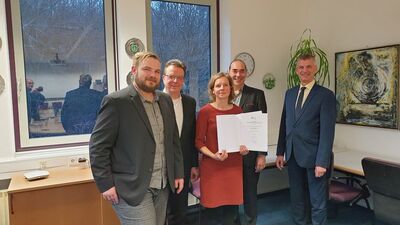 Bild von der Überreichung des Präventionspreises 2022 durch Landrat Frank Kilian an Projektkoordinatorin Susanne Gerngroß, Awo-Geschäftsführer Ralf Reitz und den AWO-Vorstandvorsitzenden Michael Weigelt im Beisein von Martin Ginz von der Gölkel-Stiftung.