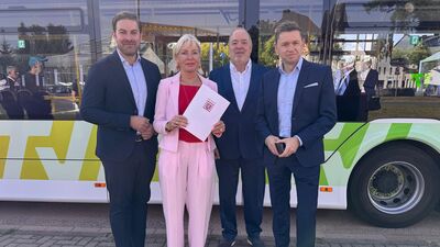 Foto v.l.n.r.: Landrat und Verkehrsdezernent Sandro Zehner, Digitalministerin Prof. Dr. Kristina Sinemus, Arno Brandscheid, Geschäftsführer der Rheingau-Taunus-Verkehrsgesellschaft, André Stolz, Vorsitzender des Kreistages