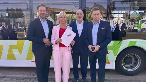 Foto v.l.n.r.: Landrat und Verkehrsdezernent Sandro Zehner, Digitalministerin Prof. Dr. Kristina Sinemus, Arno Brandscheid, Geschäftsführer der Rheingau-Taunus-Verkehrsgesellschaft, André Stolz, Vorsitzender des Kreistages