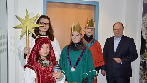 Sternsinger segnen das Kreishaus