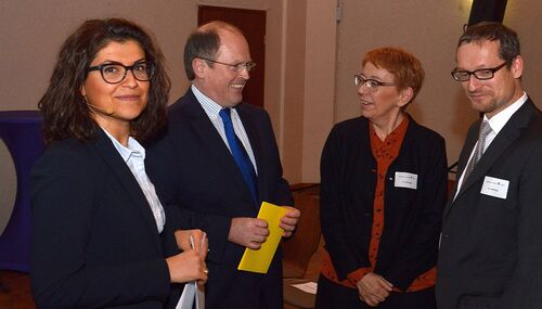 Landrat Albers im Gespräch mit Kay Ruge und Dr. Lale Akgün. Links Moderatorin Derya Can.