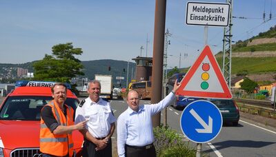 Landrat Burkhard Albers, Kreisbrandmeister Reiner Oswald und Rainer Schlosser von Hessen Mobil (von rechts) informieren über die neue Ampelschaltung zwischen Rüdesheim und Assmannshausen.