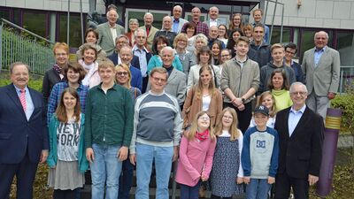 Kreisbeigeordneter Günter F. Döring und der Vorsitzende des Sportkreises, Manfred Schmidt, zeichneten die erfolgreichen Teilnehmer am Deutschen Sportabzeichen 2016 aus.