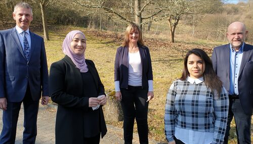 Foto von links: Landrat Frank Kilian, Praktikantin Nesrin Kaisoun, Susanne Schneider, (Leiterin der Stabsstelle Vielfalt, Internationales und Projektakquise),Praktikantin Sara Kashasha und Mentor des Projektes Günter Retzmann