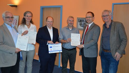 Freuen sich über die Bewilligungsbescheide (von links): Hans-Joachim Becker (Verein für Regionalentwicklung Taunus), Ramona Divivier (Naturpark Rhein-Taunus), Landrat Burkhard Albers, Michael Falk und Martin Hußmann (beide von der Landesgartenschau 2018 Bad Schwalbach GmbH) sowie der Leiter des Amtes für Ländlichen Raum, Umwelt, Veterinärwesen und Verbraucherschutz, Karl Eckart Mascus.