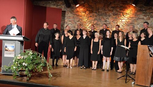 Landrat Frank Kilian überreicht den Kulturpreis des Rheingau-Taunus-Kreises 2018 an „chorART Rheingau“ in persona von Jochen Doufrain und Christian Barbatschi.