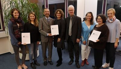 Die Preisträger von links: Melanie Hoffmann, Lea Stettler (beide St. Ursula-Schule), Rolf Lang, Gabi Roncarati, Ulrich Bachmann (alle Philipp-Kraft-Stiftung), Dr. Sabine Thiel, Anne-Karin Walter und Andrea Burkhard (Projekt „Schlangenbad bewegt sich).