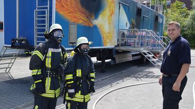 Einsatz im Container: Melanie und David versuchen gleich, den Brand zu löschen.