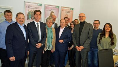 Landrat Burkhard Albers (6. von links) und der zuständige Dezernent Günter Döring (2. von links) ernannten Thomas Brunke (3. von links) zum weiteren Geschäftsführer der RTV neben Roland Buitkamp (3. von rechts).