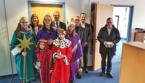 Landrat Frank Kilian und die Fachbereichsleitungen begrüßten die Sternsinger Sandra Consten, Lisa Beschnitt, Janina Schmidt, Louisa Schmidt und Margarete Karl im Kreishaus.