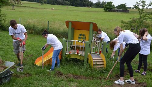 Auszubildende der Kreisverwaltung in der der Kindertagesstätte der Lebenshilfe Rheingau-Taunus in Heidenrod-Langschied