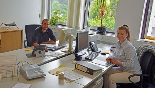 Emma Leuters und Pierre Schubert sind als Containment Scouts für die Nachverfolgung tätig.