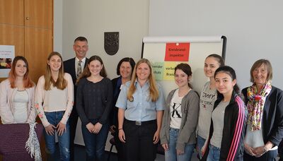 Landrat Kilian begrüßte die sechs jungen Teilnehmerinnen des „Girls‘ Days“ in der Kreisverwaltung, der von Rita Czymai (5. von links) und Angela Spangenberg (rechts) organisiert wurde. Svenja Pasucha (6. von links) berichtete vom Brandschutz.