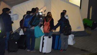 Ankommende Flüchtlinge. (Zu ihrem Schutz wurden die Personen auf diesem Bild unkenntlich gemacht. Wir bitten, dies zu respektieren)