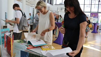  Die präsentierten Bücher zum Thema fanden schnell das Interesse der Anwesenden. Auf dem Bild ist links Jana Hachenberger von der Wallufer Schiffchenbibliothek und rechts Madeleine Fay von der Gemeindebücherei Niedernhausen zu sehen.