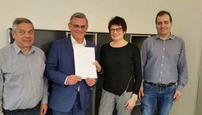 Jugendhilfe-Dezernentin Monika Merkert übergibt den Zuwendungsbescheid.