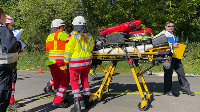 Foto: Zu sehen sind Sanitäter des RTK mit einer Liege, auf der eine verletzte Person transportiert wird.