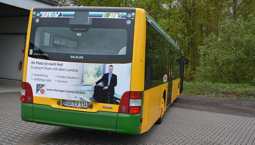 Landrat Frank Kilian wirbt auf dem Heck dieses Busses auf freie Stellen in der Kreisverwaltung.