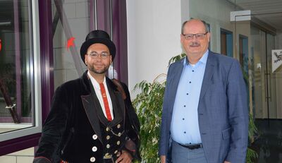 Handwerksgeselle Marc Julio Schneider mit Pressesprecher Dr. Christoph Zehler.