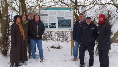 Von links nach rechts: Kreisbeigeordnete Dr. Heidrun Orth-Krollmann, Astrid Zima (Stadt Idstein Bauamt), Orna Behrendt (Untere Naturschutzbehörde des Kreises), Katharina Schiewe (Praktikantin bei der UNB und Erstellerin der Informationstafel), Ute Guckes-Westenberger (Ortsbeirat Idstein-Heftrich), Heinz Juhnke (Limesbeauftragter) und Antje Schulz (Untere Naturschutzbehörde) 