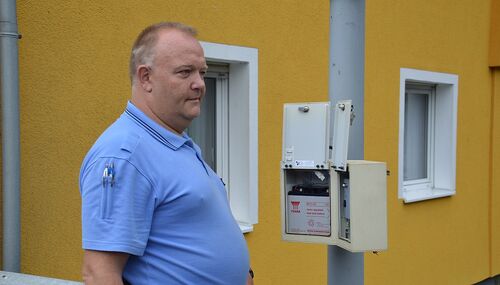 Ralf Heil installiert die Messbox.