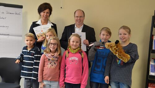 Landrat Albers überreicht den zweigeteilten Präventionspreis 2016 an die Leiterin der Silberbachschule Inge Neuhaus im Beisein der Schülerinnen und Schüler, die zuvor über die Maßnahmen des Programmes „Achtsame Schule“ berichteten.