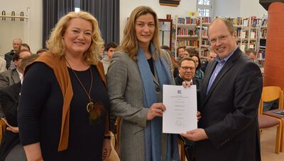 Landrat Albers überreicht den Präventionspreis 2015 an die Schulleiterin der Pestalozzi-Schule, Ina Ofenloch. Links die Vorsitzende des Schulelternbeirates Catja von Oldershausen.