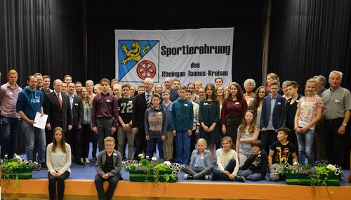 Die Geehrten mit Landrat Burkhard Albers und dem Vorsitzenden des Sportkreises Manfred Schmidt.