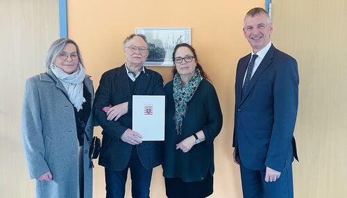 Landrat Frank Kilian (r.) überreicht Dieter Helmut Ruß im Beisein seiner Frau Carla Ruß (l.) und der Vereinsvorsitzenden Hildegard Diehl den Landesehrenbrief. 