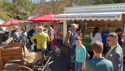 Markt der Möglichkeit beim zweiten Wirtschaftsdialog - Wertschöpfung durch Netzwerken: Der Taunus hat viele Lebensmittel und Produkte wie Möbel zu bieten.