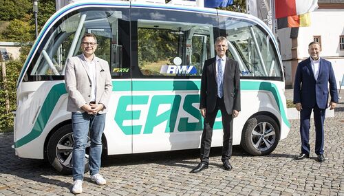 Landrat Frank Kilian mit Timo Georgi (l., Stiftung Kloster Eberbach) und Prof. Dr. Knut Ringat (RMV).