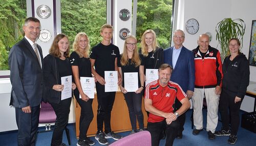 Landrat Frank Kilian und Sportkreisvorsitzender Manfred Schmidt (3. Von rechts) zeichneten die Einradsportler der SG Orlen mit der silbernen Sportlernadel aus: (neben Kilian von links): Elisabeth Gelking, Ramona Ungethüm, Lars Ungethüm, Sarah Gelking und Felicia Heiligendorff. Rechts: Der Vorsitzende der SG Orlen Hans Körner und Trainerin Sonya Henneberg. Vorne SG Orlen-Schriftführer Markus Oberndörfer.