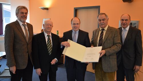 Kristian Brinkmann, Dr. Dietrich Schnellbach, Karl Peter Bruch und Bernd Kreh stellen Landrat Burkhard Albers das Projekt „Goldenes Buch der Stiftungen des Rheingau-Taunus-Kreises“ vor.