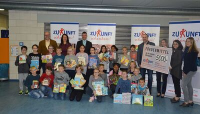 Fördermittel an die Pfingstbachschule übergeben.