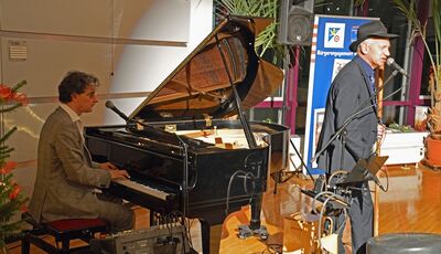 Das Huub-Dutch-Duo kommt in die Cafeteria des Kreishauses in Bad Schwalbach.