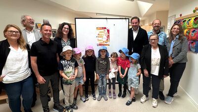 v.l.n.r.: Martina Schramm (Leitung Kita Paradies), Randolf Heß (Erster Beigeordneter der Gemeinde  Walluf), Markus Courtial, Dr. Anke Lorson (Gesundheitsamt RTK), die Kinder des Kindergartens Paradies in Walluf, Landrat Sandro Zehner, Ingrid Reichbauer (KE RTK), Norbert Frey (Klimaschutzbeauftragter RTK), Andreea Seifert (stellv Leitung Gesundheitsamt RTK)