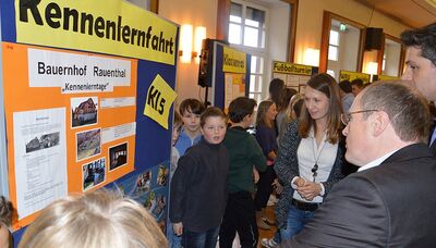 Schülerinnen und Schüler berichten Landrat Albers über das Projekt „Kennlernfahrt“ der fünften Klassen.