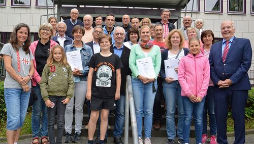 Die erfolgreichen Absolventen des Sportabzeichen-Wettbewerbes 2017 mit Sportdezernent Hans Rodius (rechts) und Sportkreis-Chef Manfred Schmidt (Mitte). 