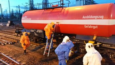 20 Feuerwehrmänner aus dem Rheingau-Taunus-Kreis übten an dem „Ausbildungszug Gefahrgut“ am Mainzer Hauptbahnhof das Abdichten eines Lecks.