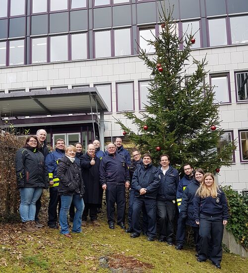 Der Fachdienstes Brand-, Katastrophenschutz und Rettungsdienste mit Verstärkung der Rettungsleitstelle sorgten dafür, dass die Tanne pünktlich um 11.00 Uhr aufrecht stand.