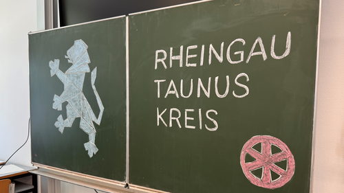 Foto: Zu sehen ist eine Tafel in der Schule, auf der mit Kreide das Logo des RTK gemalt ist.