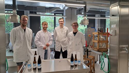 Foto: Angehende Fruchtsafttechniker und Winzer an den Beruflichen Schulen Rheingau in Geisenheim. 