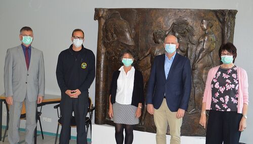 Prof. Dr. Ralf Kiesslich (2. von rechts) und Dr. Marc Dieroff (2. von links) beim Antrittsbesuch bei Landrat Frank Kilian (links) mit Gesundheits-Dezernentin Monika Merkert (rechts) und Gesundheitsamtsleiterin Dr. Renate Wilhelm (Mitte).