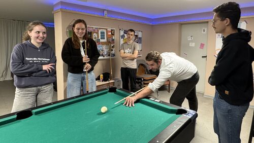 Foto: Landrat Zehner mit Jugendlichen bei der Veranstaltung "Zocken mit Zehner" im JUZ Geisenheim.