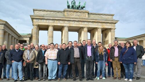 Das obligatorische Bild am Brandenburger Tor mit der Landrat Burkhard Albers und der Reisegruppe aus dem Rheingau-Taunus-Kreis.