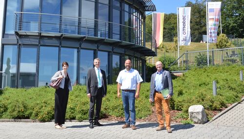 Firmeninhaber Mike Schillings (3.v.l.), Landrat Frank Kilian (2.v.l.), Jennifer Brötz und Achim Staab, Wirtschaftsförderung Rheingau-Taunus-Kreis.    Foto: Pressestelle