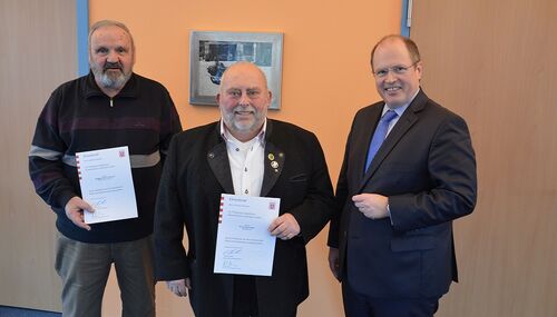 Landrat Albers überreicht Jürgen Schmoll (links) und Erich Schneider (Mitte) jeweils den Ehrenbrief des Landes Hessen für deren ehrenamtliches Engagement.